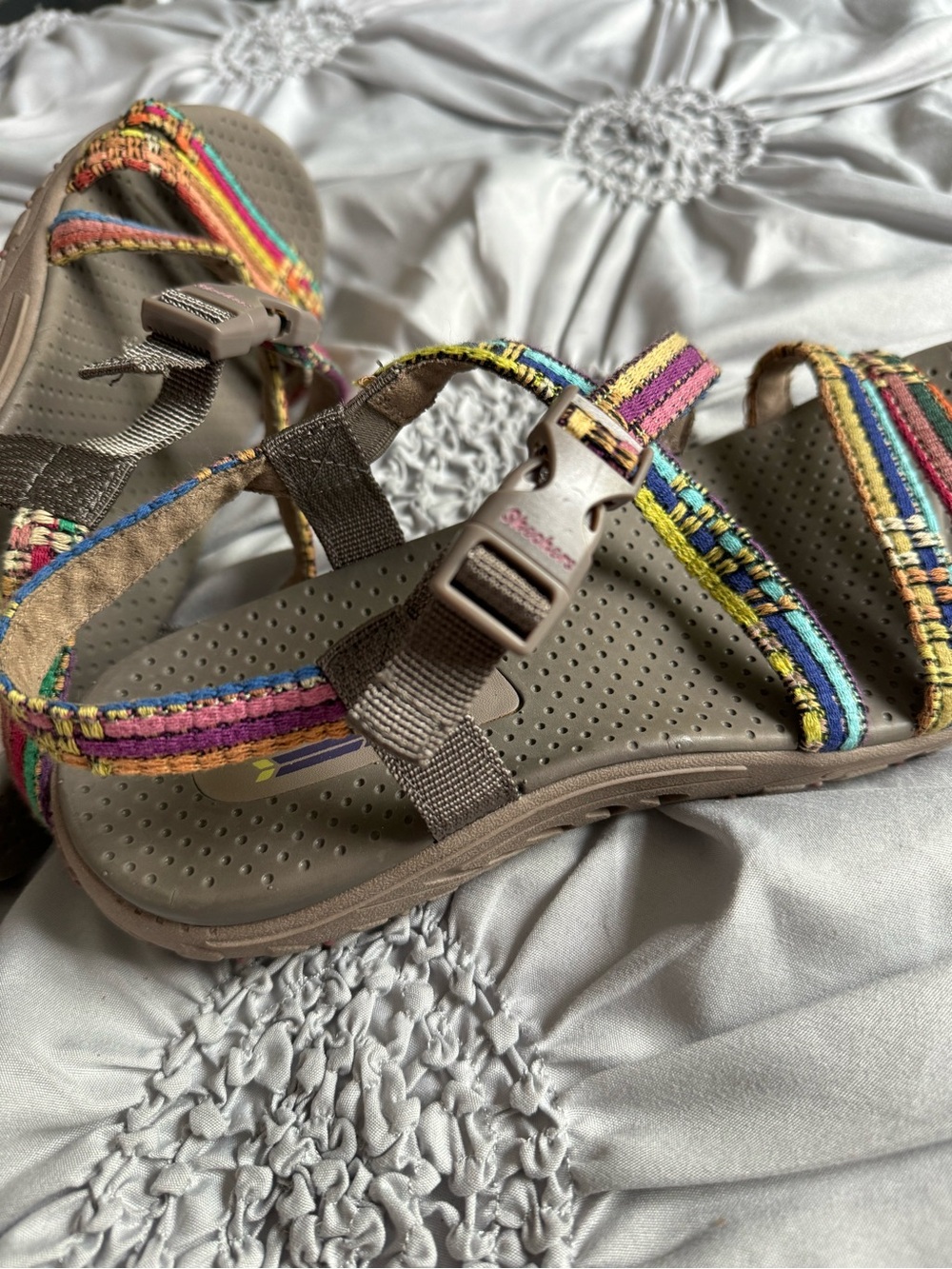 Skechers woman’s Beige Sandals with Multicolor Woven Straps - Picture 8 of 12